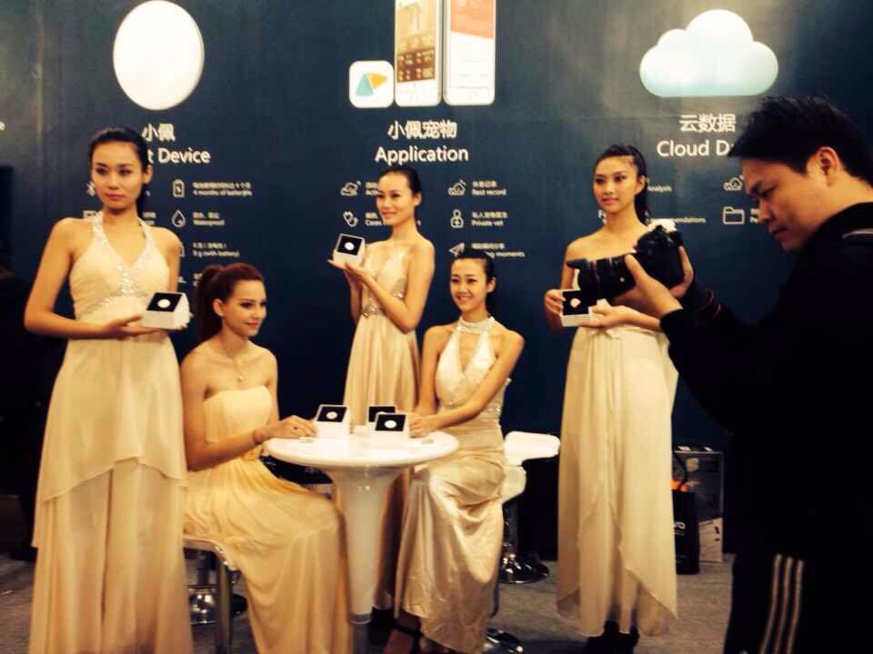 模特在展臺為大家展示小佩