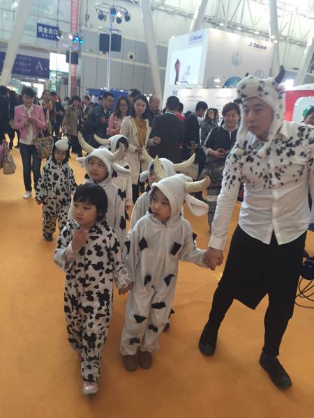 可愛(ài)的“奶牛寶寶”們參觀展會(huì)