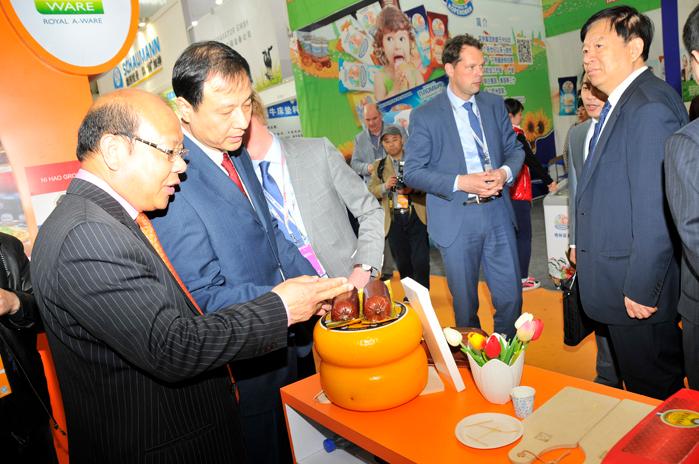 黑龍江省副省長(zhǎng)孫堯與中國(guó)檢驗(yàn)檢疫學(xué)會(huì)會(huì)長(zhǎng)魏傳忠參觀荷蘭展團(tuán)