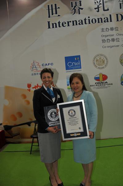 長(zhǎng)城國(guó)際展覽有限責(zé)任公司總經(jīng)理程楊接受吉尼斯認(rèn)證官頒發(fā)的官方認(rèn)證書(shū)