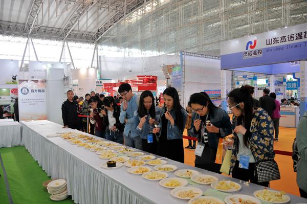 展會(huì)現(xiàn)場(chǎng)觀眾品嘗挑戰(zhàn)吉尼斯世界記錄的奶酪